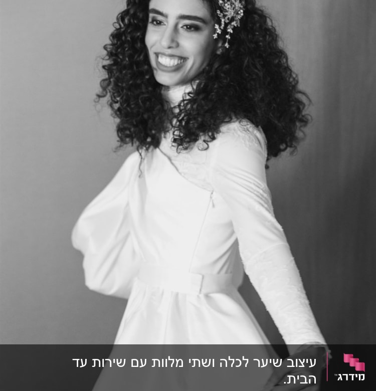 אישה עם שיער מתולתל וקישוט פרחים בשיער